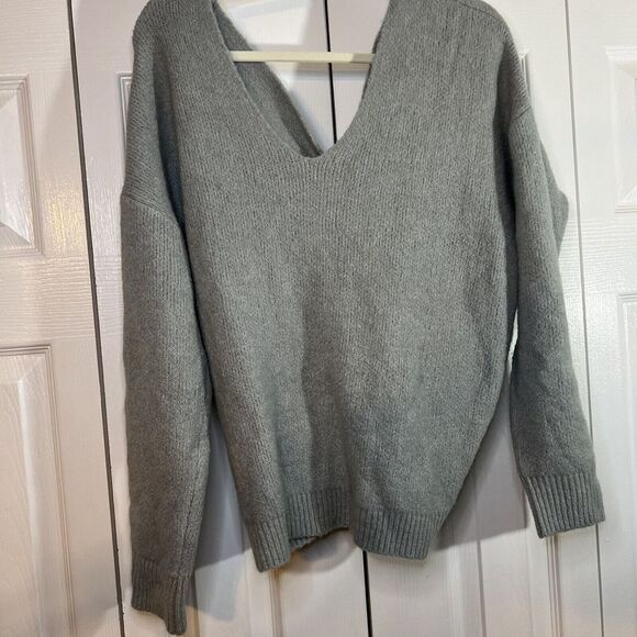 Francesca's Collections Sweaters - HARPER HERITAGE Boutique Sweater - Light Gray Twist Knot Back‎ Size Medium